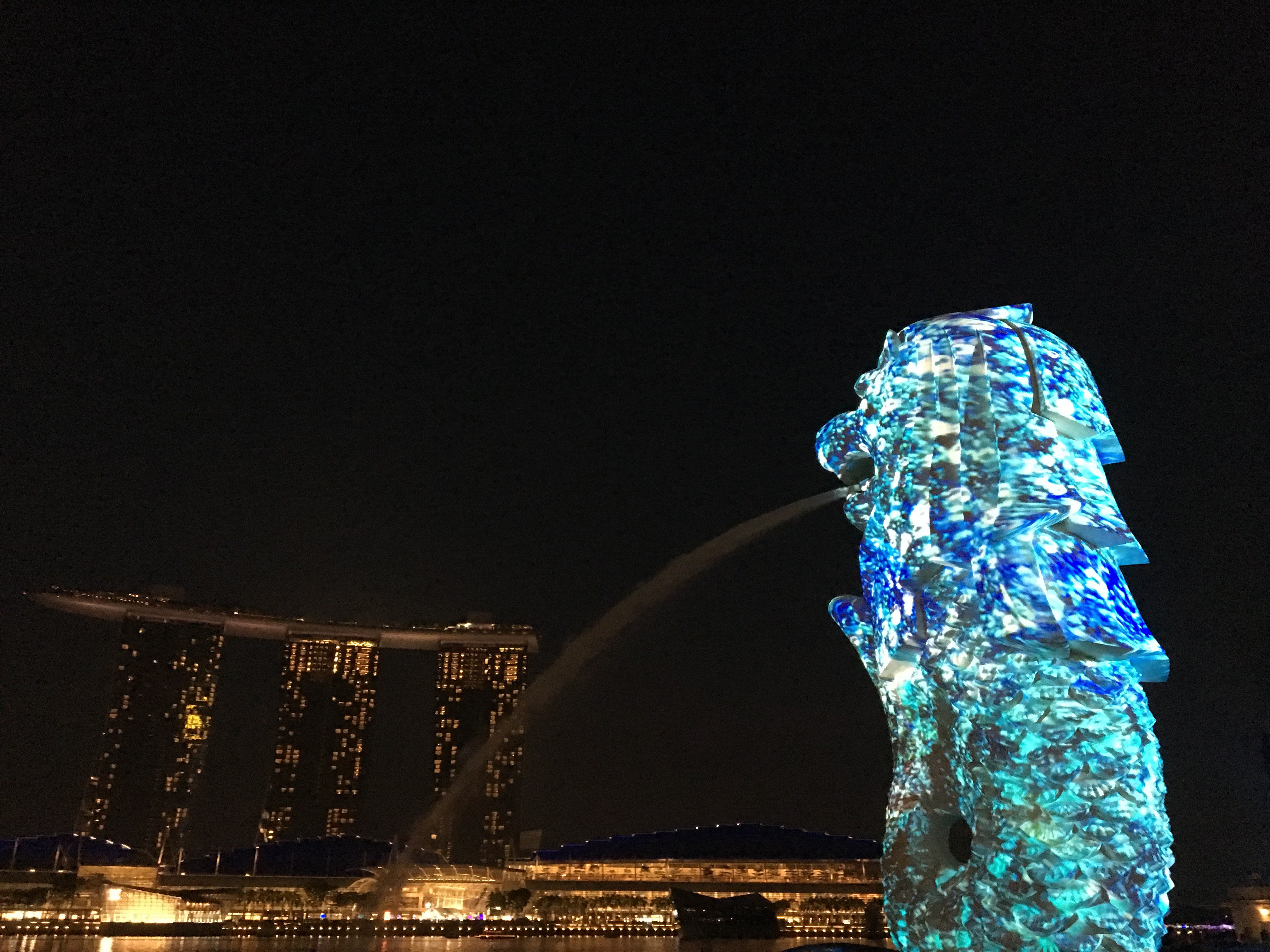七色に光るマーライオン シンガポール マレーシアへ移住